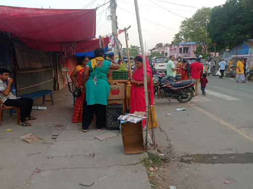 सडकपेटी समेत कब्जा गरि पसल राख्दा आवागमनमा समस्या